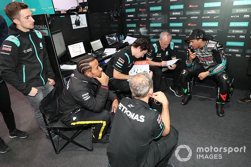 Hamilton: “Yo pedía una moto, pero mi padre me compró un kart”