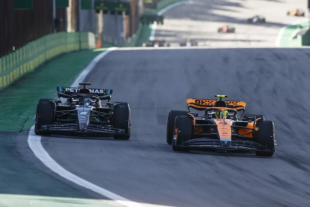 Lando Norris, McLaren MCL60, George Russell, Mercedes F1 W14