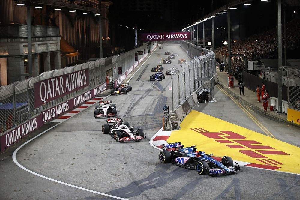 Esteban Ocon, Alpine A523, Kevin Magnussen, Haas VF-23, Nico Hulkenberg, Haas VF-23