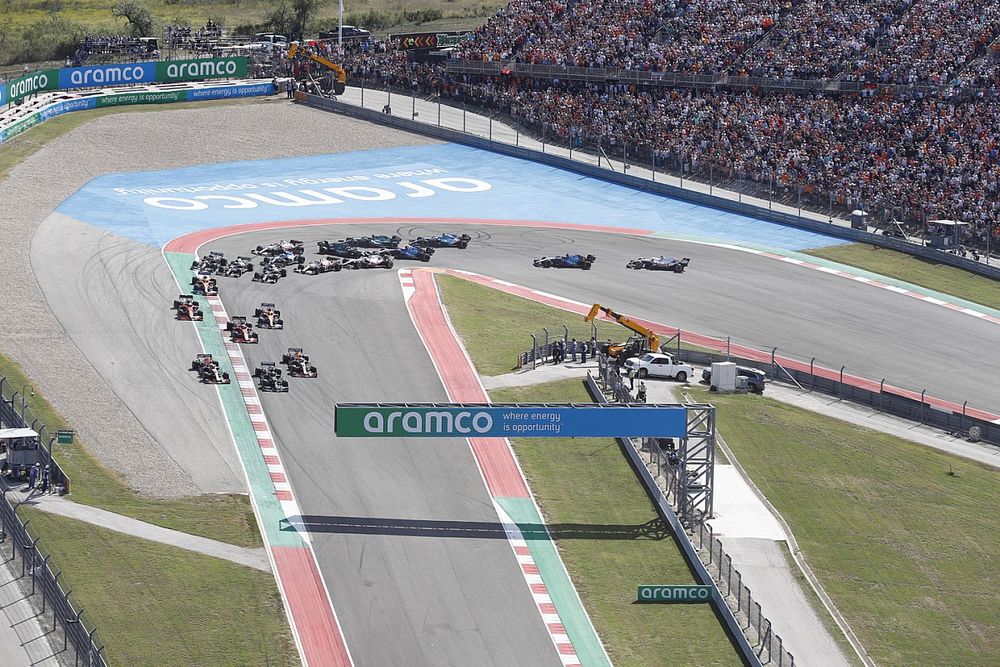 Lewis Hamilton, Mercedes W12, Max Verstappen, Red Bull Racing RB16B, Sergio Pérez, Red Bull Racing RB16B, y el resto de la parrilla en la primera vuelta