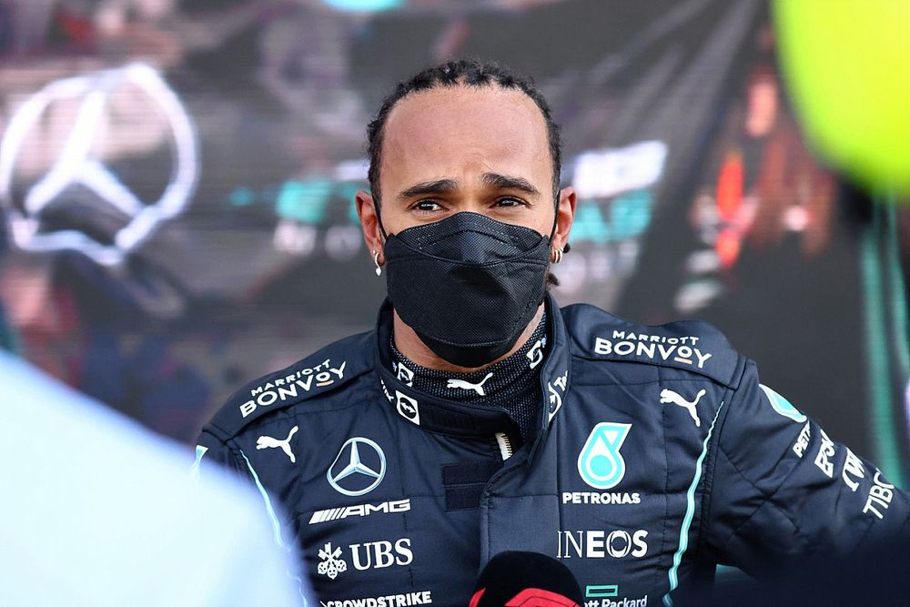 Lewis Hamilton, de Mercedes, es entrevistado tras la clasificaci&oacute;n