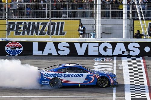 Larson se lleva un vibrante duelo con Reddick en la NASCAR Cup en Las Vegas