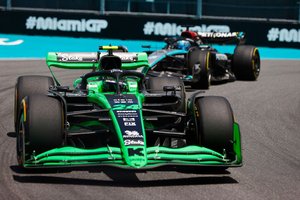 zhou-guanyu-stake-f1-team-kick.jpg