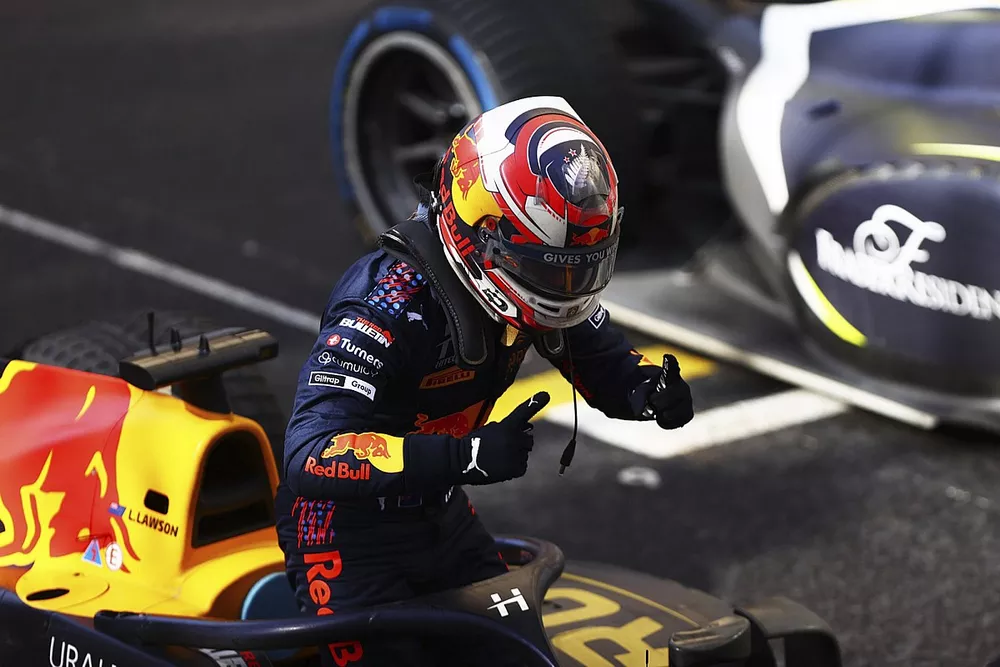 Le vainqueur Liam Lawson, Hitech Grand Prix