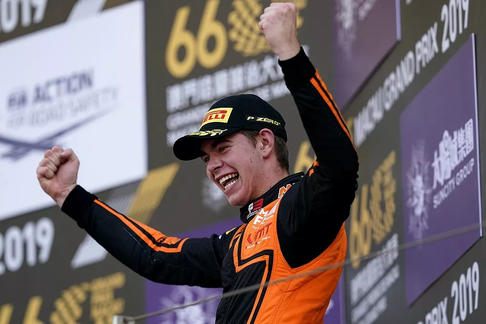 Podium: Racewinnaar Richard Verschoor, MP Motorsport