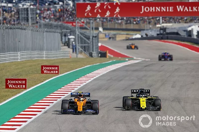 Lando Norris, McLaren MCL34, face &agrave; Daniel Ricciardo, Renault R.S.19