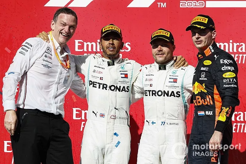 Wereldkampioen Lewis Hamilton, Mercedes AMG F1, race winnaar Valtteri Bottas, Mercedes AMG F1 en James Allison, Technical Director, Mercedes AMG met Max Verstappen, Red Bull Racing 