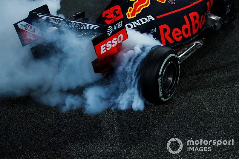 Le deuxi&egrave;me, Max Verstappen, Red Bull Racing RB15, fait des donuts