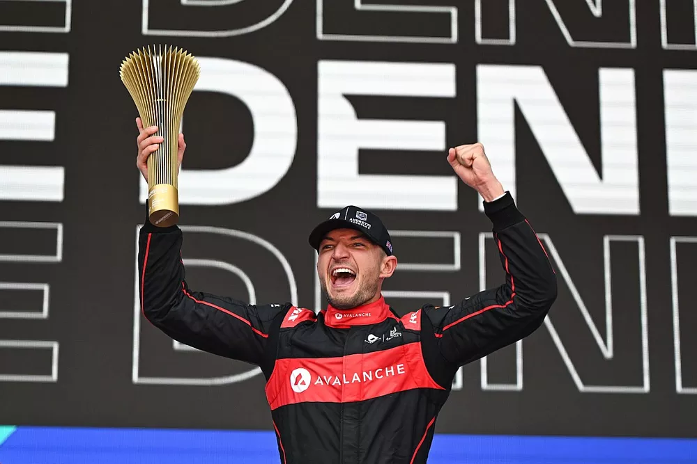 Jake Dennis, Andretti Autosport, 1&deg; posizione, solleva il suo trofeo