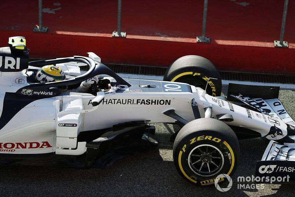 Pierre Gasly, AlphaTauri AT01, drives with an Ayrton Senna tribute helmet
