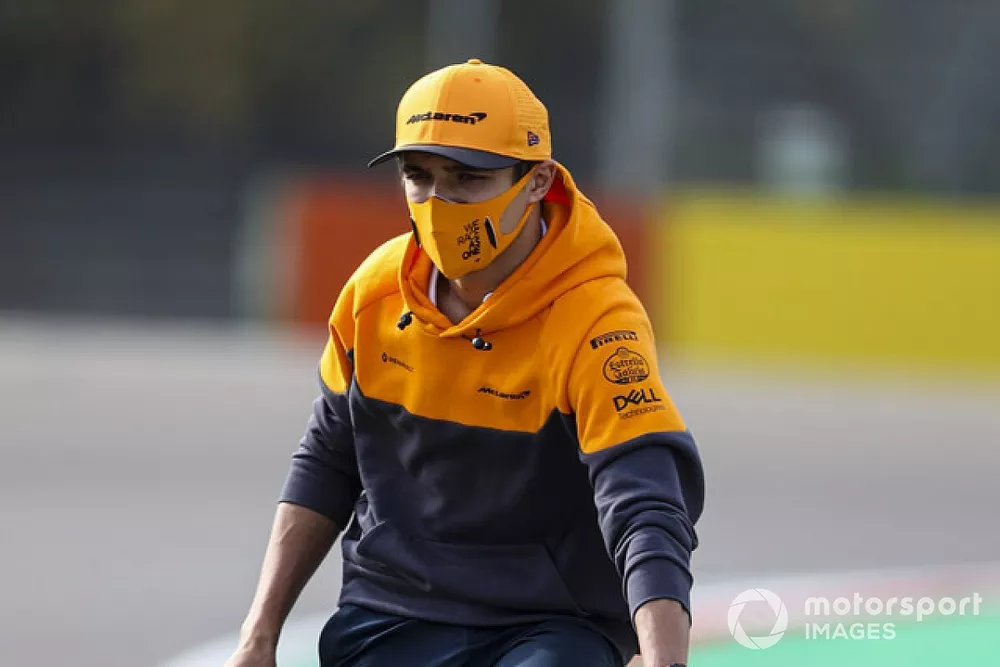 Lando Norris, McLaren, fait un tour de piste &agrave; v&eacute;lo