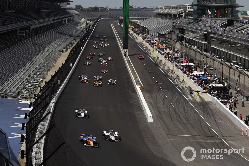 Scott Dixon, Chip Ganassi Racing Honda, Marco Andretti, Andretti Herta with Marco & Curb-Agajanian Honda in testa dopo la partenza