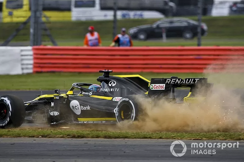 Daniel Ricciardo, Renault F1 Team R.S.19, runs onto the grass