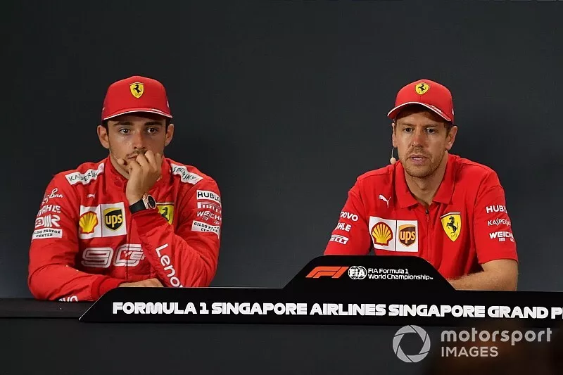 Le deuxième, Charles Leclerc, Ferrari, le vainqueur Sebastian Vettel, Ferrari, et le troisième, Max Verstappen, Red Bull Racing, lors de la conférence de presse