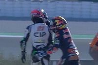 Intercambio de bofetones en Moto3 y pavoroso incendio de la moto de Bezzecchi