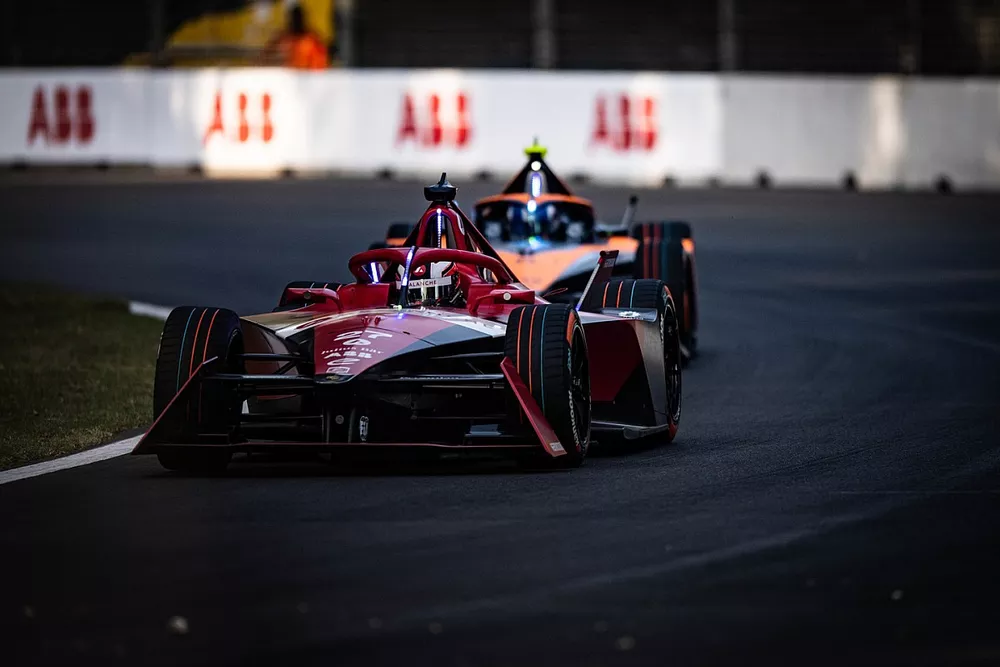 Jake Dennis, Andretti Autosport, Porsche 99 X Electric Gen3, Jake Hughes, McLaren, Nissan e-4ORCE 04