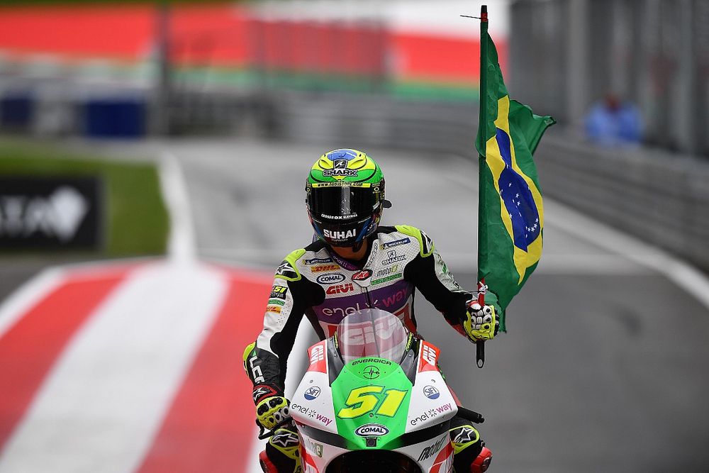 Granado carrega a bandeira do Brasil após vitória na MotoE