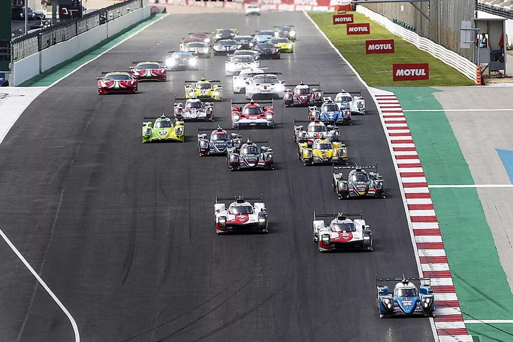 Start of the Race, #36 Alpine Elf Matmut Alpine 480 Gibson: Andre Negrao, Nicolas Lapierre, Matthieu Vaxiviere leads