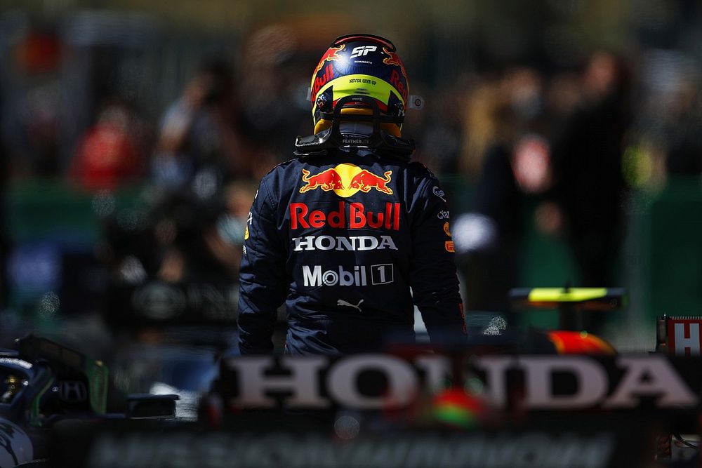 Sergio Pérez, Red Bull Racing, en Parc Ferme después de la clasificación