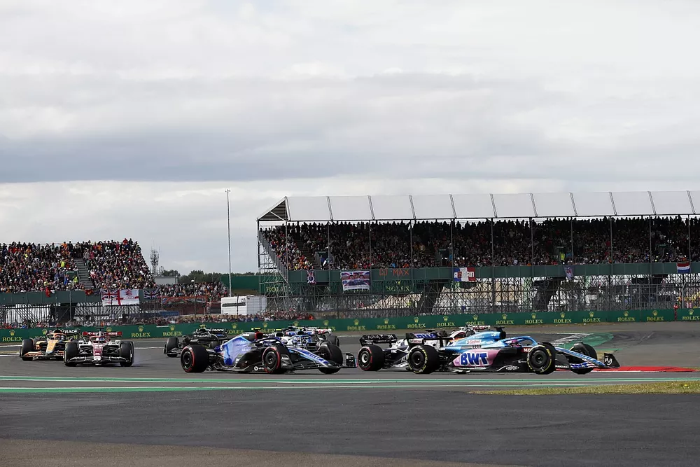 Esteban Ocon, Alpine A522, Nicholas Latifi, Williams FW44, Valtteri Bottas, Alfa Romeo C42, el resto de los participantes en la primera vuelta