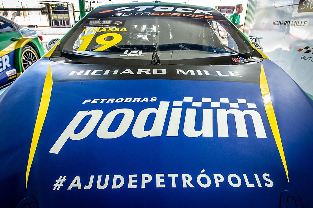Mensagem de apoio a Petrópolis no capô do carro de Felipe Massa