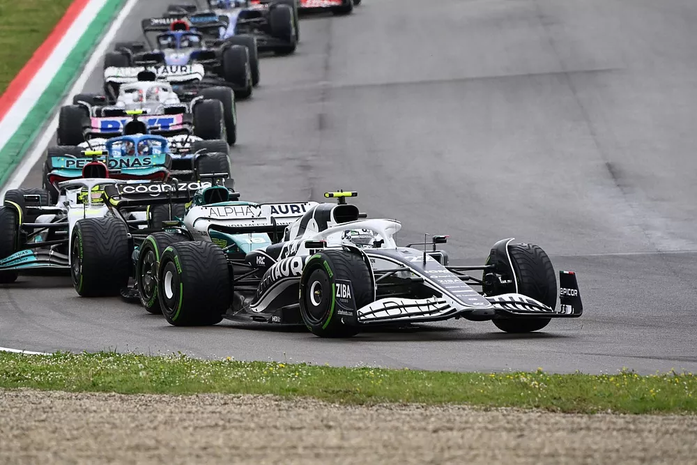 Yuki Tsunoda, AlphaTauri AT03, Lewis Hamilton, Mercedes W13, Esteban Ocon, Alpine A522 ,and Pierre Gasly, AlphaTauri AT03