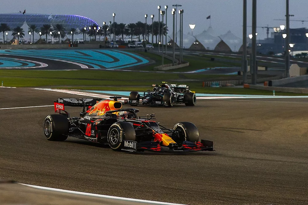 Max Verstappen, Red Bull Racing RB16, Valtteri Bottas, Mercedes F1 W11, Lewis Hamilton, Mercedes F1 W11