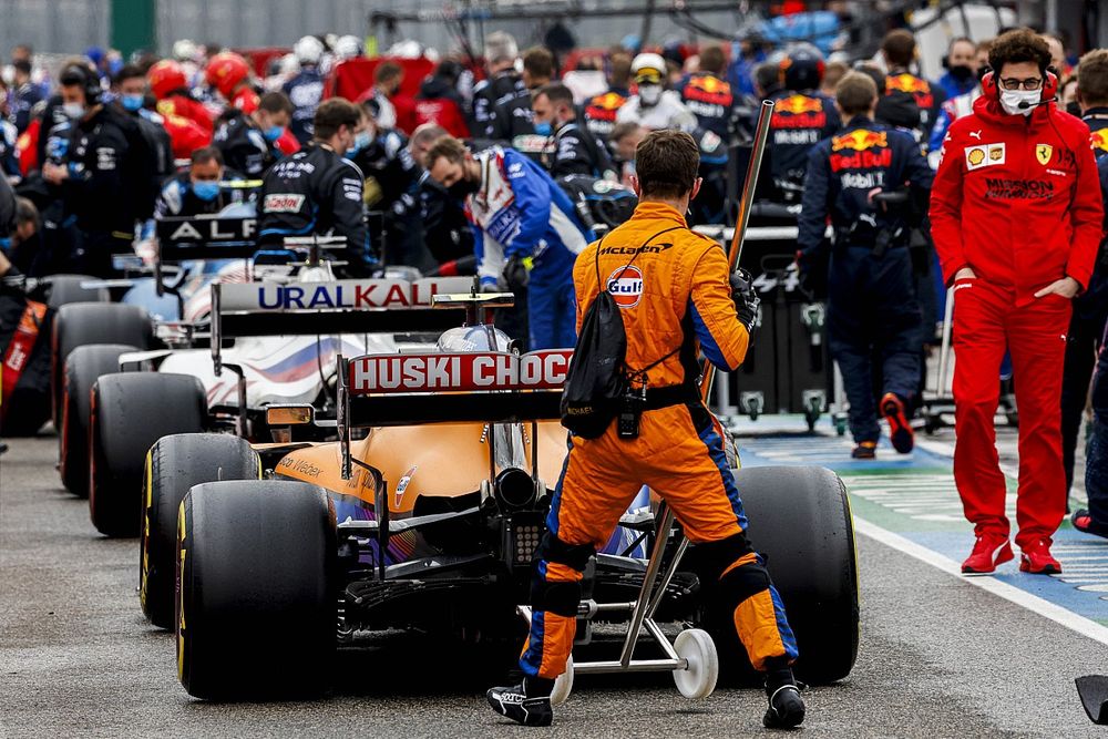 Coches y mecánicos en el pit lane