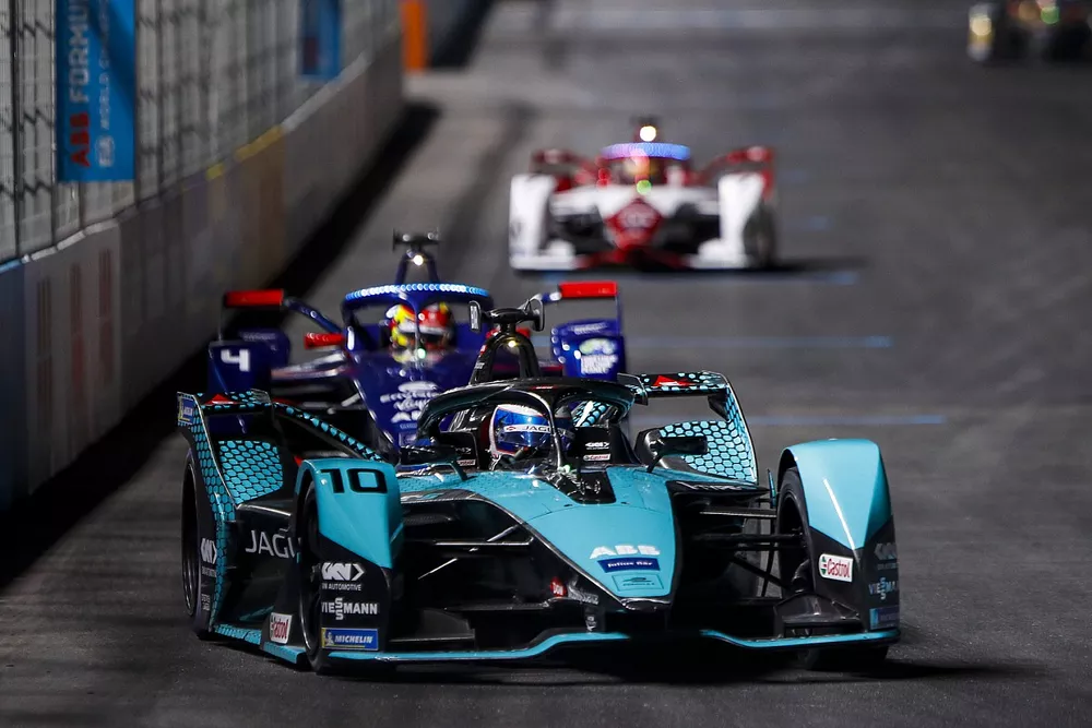 Sam Bird, Panasonic Jaguar Racing, Jaguar I-Type 5, leads Robin Frijns, Envision Virgin Racing, Audi e-tron FE07