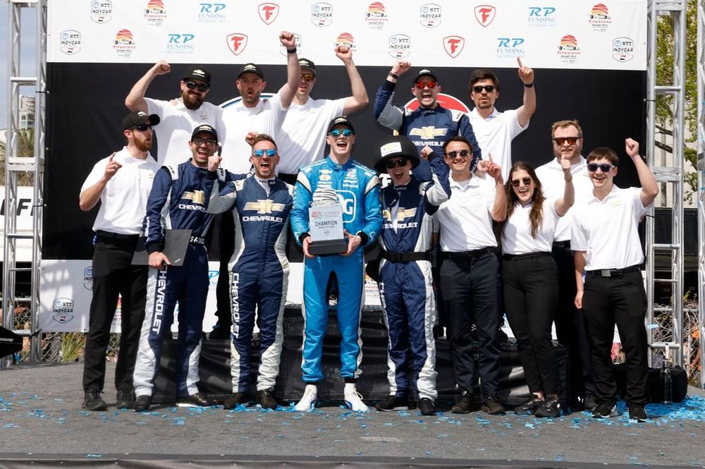 Josef Newgarden, Team Penske Chevrolet, celebra con los ingenieros de Chevrolet en el podio