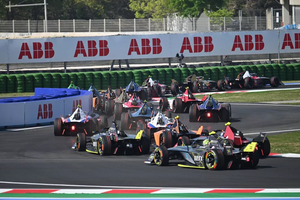 Dan Ticktum, ERT Formula E Team, ERT X24, Jake Hughes, McLaren, e-4ORCE 04, Nyck de Vries, Mahindra Racing, Mahindra M9Electro, Sergio Sette Camara, ERT Formula E Team, ERT X24, achtervolgen het peloton bij de start