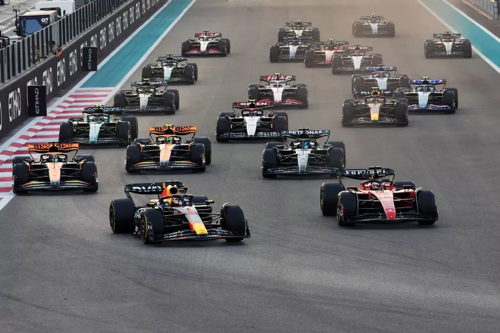 Max Verstappen, Red Bull Racing RB19, Charles Leclerc, Ferrari SF-23, Oscar Piastri, McLaren MCL60, Lando Norris, McLaren MCL60, George Russell, Mercedes F1 W14, il resto dello schieramento alla partenza della gara