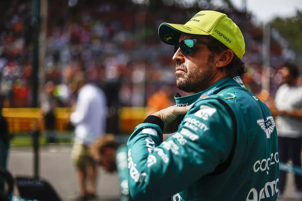 Fernando Alonso, Aston Martin F1 Team, en la parrilla de salida