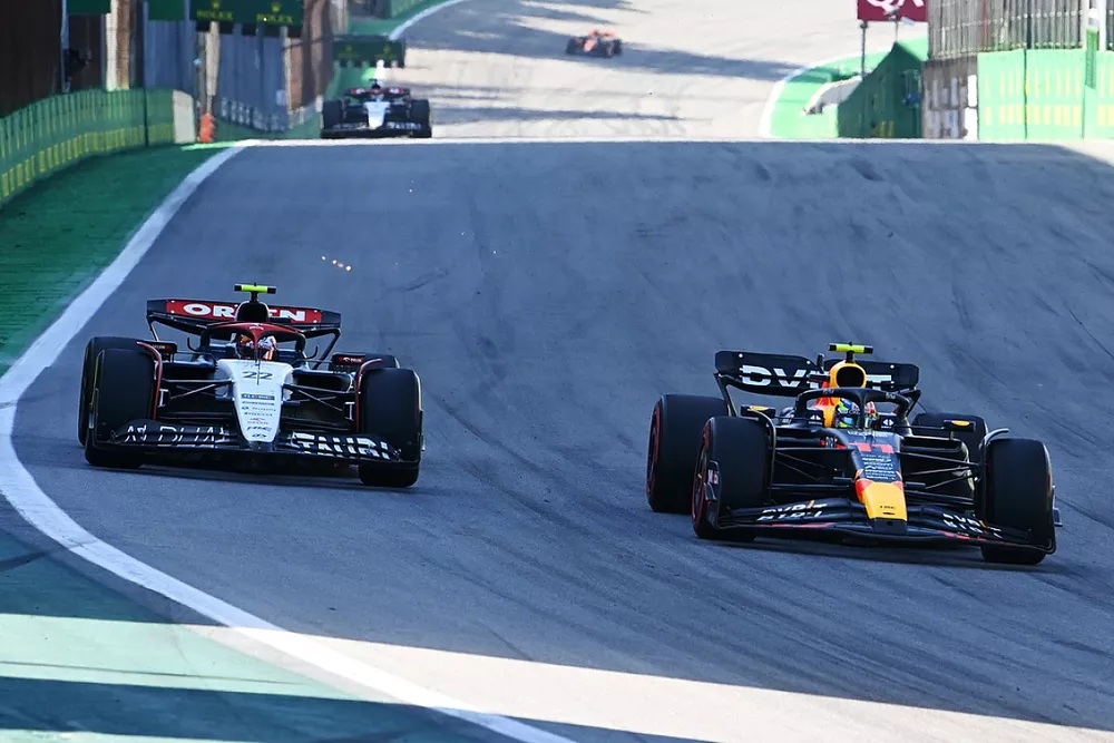 Sergio Perez, Red Bull Racing RB19, Yuki Tsunoda, AlphaTauri AT04