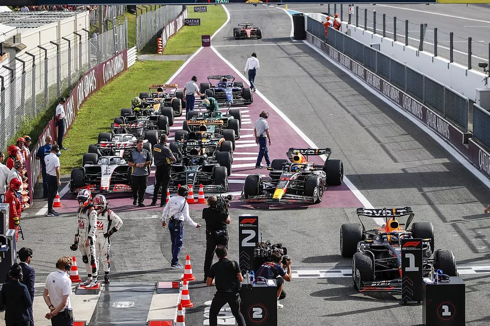 Max Verstappen, Red Bull Racing RB19, 1&ordf; posici&oacute;n, Sergio P&eacute;rez, Red Bull Racing RB19, 2&ordf; posici&oacute;n, llegan al Parc Ferme
