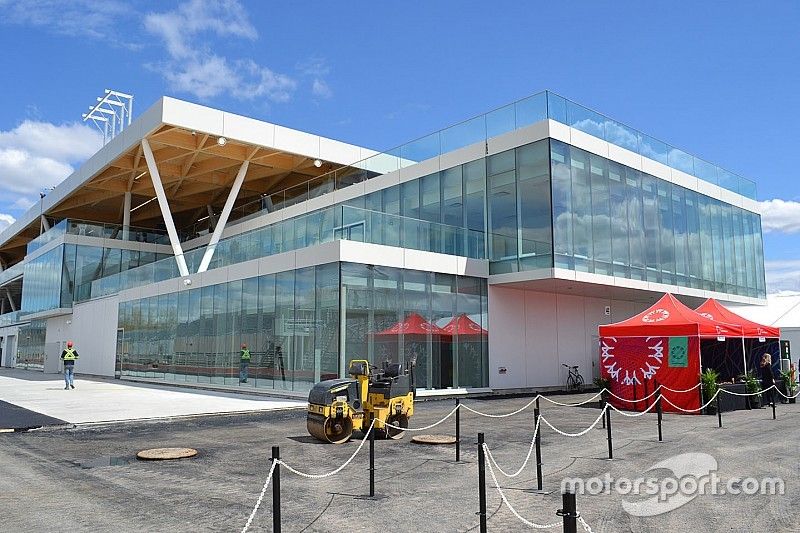 Vista general del edificio de boxes de Montreal