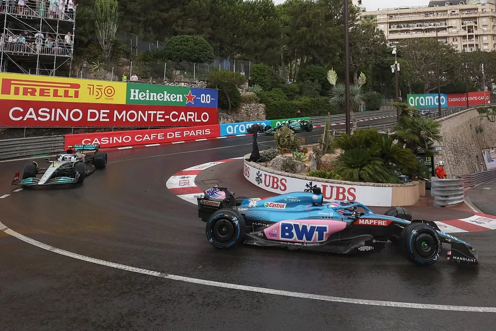 Fernando Alonso, Alpine A522, Lewis Hamilton, Mercedes W13, en la vuelta de formaci&oacute;n