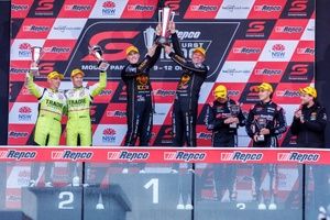 Supercars Bathurst 1000: Matt Payne y Garth Tander ganan una carrera dramática