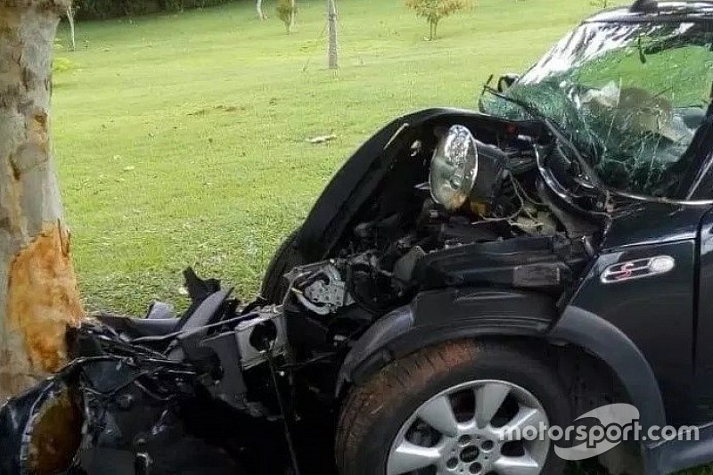 Piloto bate carro em árvore e jovem morre no interior de São Paulo