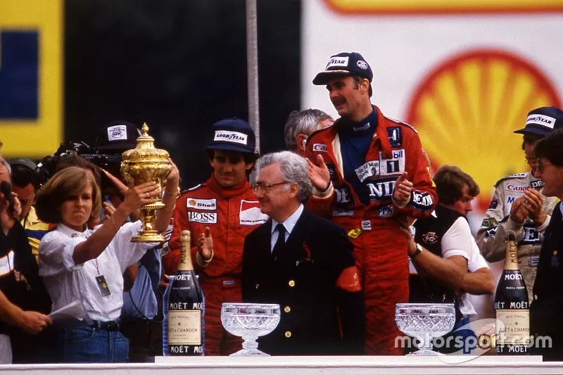 Podio: ganador de la carrera Nigel Mansell, Williams, segundo lugar Nelson Piquet, Williams, tercer lugar Alain Prost, McLaren, Virginia Williams recoge el trofeo de Constructor