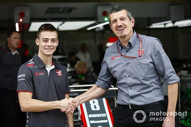 G&uuml;nther Steiner, Team Principal, Haas F1, pose avec le pilote de d&eacute;veloppement Louis Deletraz.