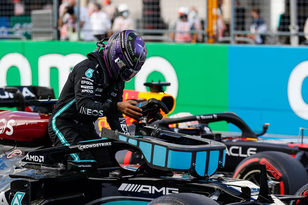 Lewis Hamilton, de Mercedes, llega al Parc Ferme tras la clasificación