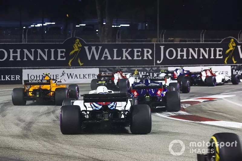 Marcus Ericsson, Sauber C37, leads Kevin Magnussen, Haas F1 Team VF-18, Stoffel Vandoorne, McLaren MCL33, Brendon Hartley, Toro Rosso STR13, and Sergey Sirotkin, Williams FW41