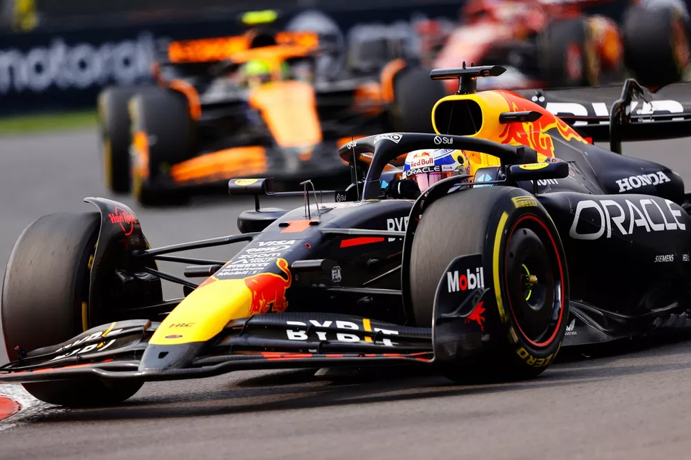 Max Verstappen, Red Bull Racing RB20, leidt Lando Norris, McLaren MCL38