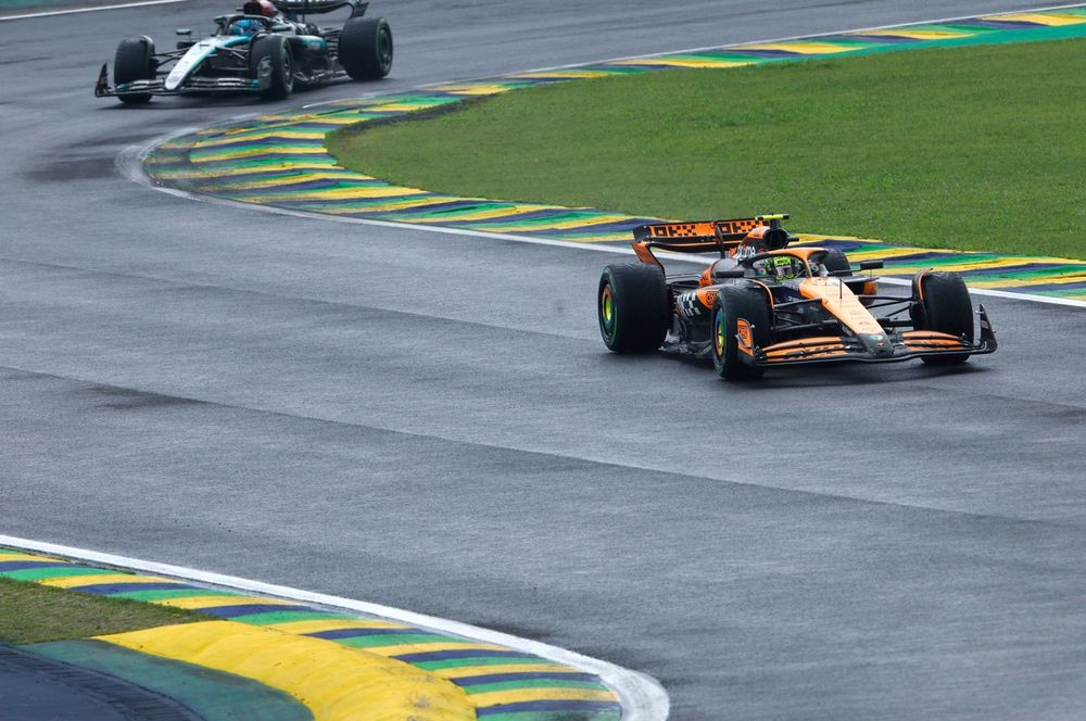 Lando Norris, McLaren MCL38, lidera George Russell, Mercedes F1 W15