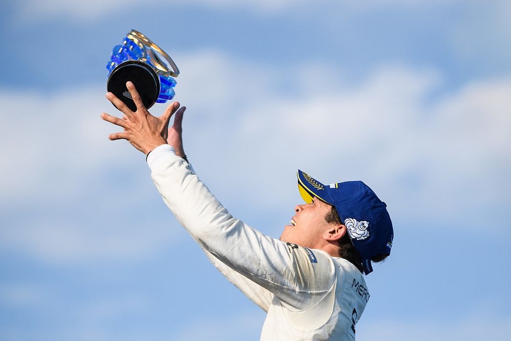 Kampioen Nyck de Vries, Mercedes-Benz EQ, op het kampioenschapspodium