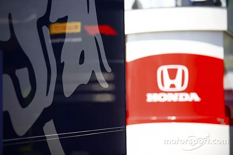 Les logos Red Bull et Honda logos sur des camions dans le paddock