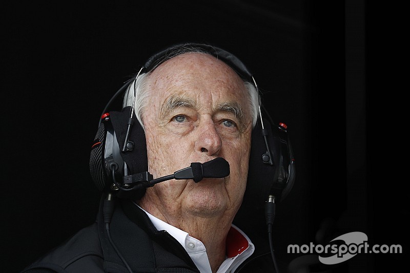 Roger Penske ve a Joey Logano como un