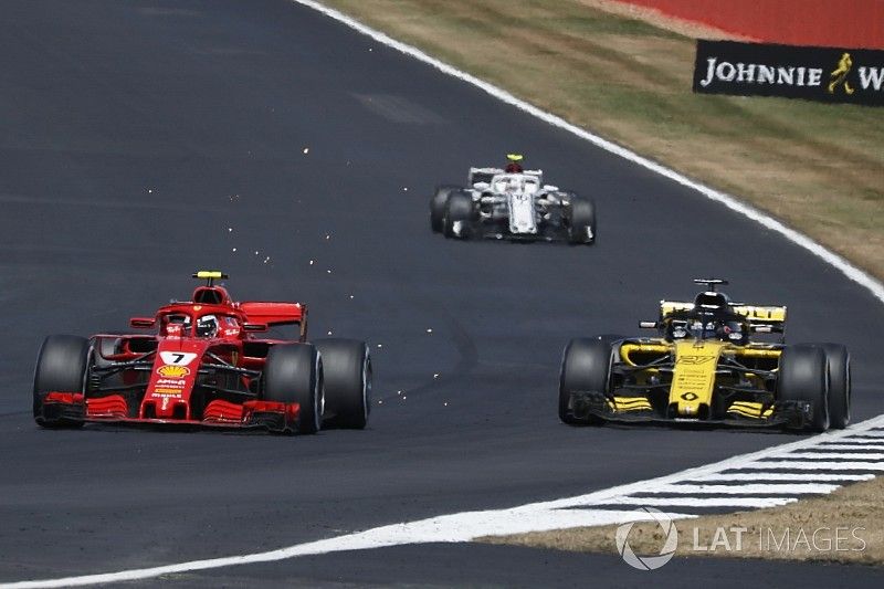 Kimi Raikkonen, Ferrari SF71H overtakes Carlos Sainz Jr., Renault Sport F1 Team R.S. 18