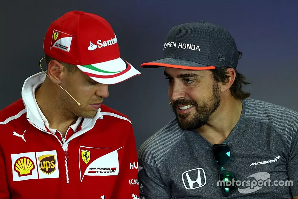 Sebastian Vettel, Ferrari y Fernando Alonso, McLaren en la conferencia de prensa